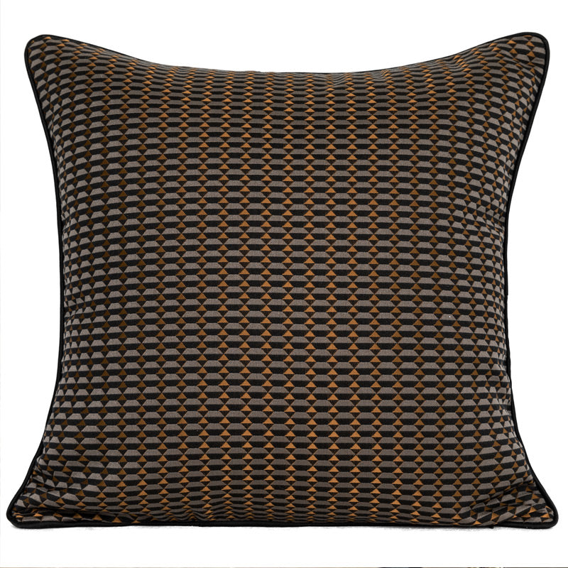 Housse de coussin HAOVIA camel disposée sur un lit dans une chambre minimaliste