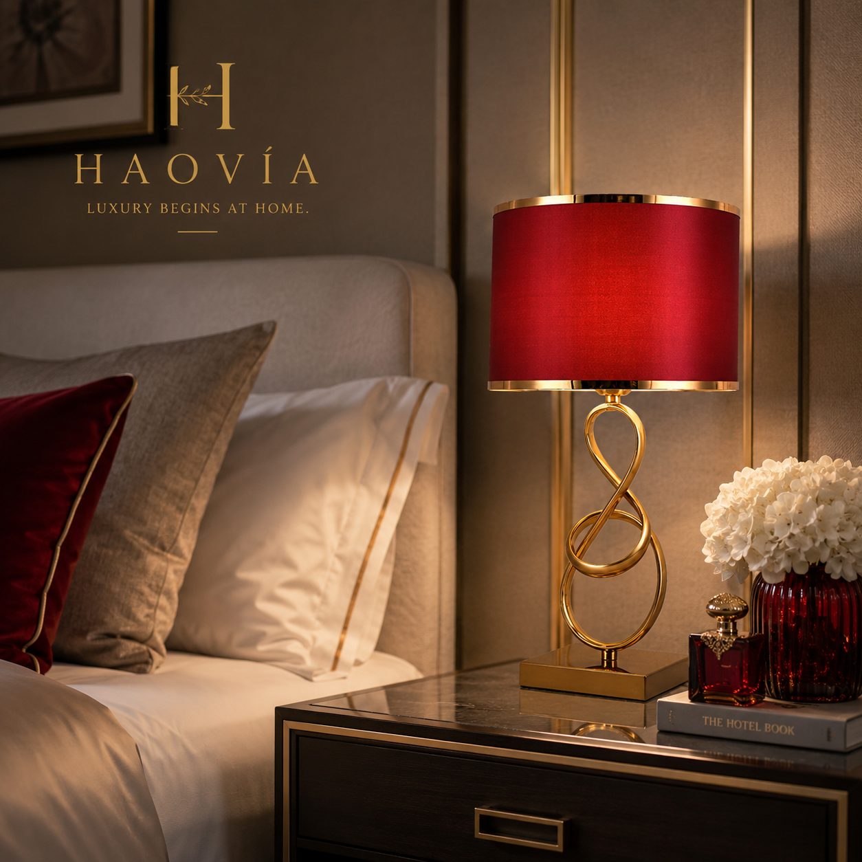 Lampe de chevet HAOVIA coloris Rouge sur une table de nuit, ambiance chambre cocooning